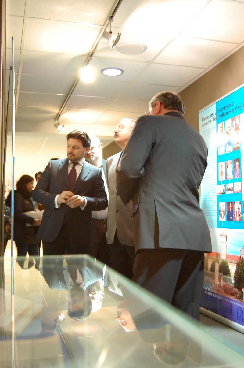 El conselleiro de Cultura, el secretario xeral da Emigración y el presidente del CCG durante su visita a la exposición.