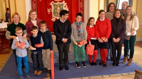 O alcalde da cidade, José Manuel Rey, xunto cos alumnos e as alumnas premiadas. Foto: La Voz de Galicia. 