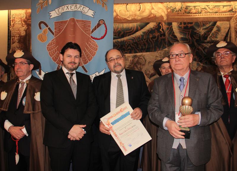 El secretario xeral da Emigración junto con los representantes del Museo do Pobo Galego y De Luns a Venres.