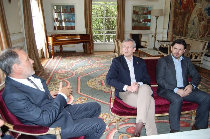 Alfonso Rueda e Antonio Rodríguez Miranda con Roberto Varela, embaixador de España en Uruguai. 