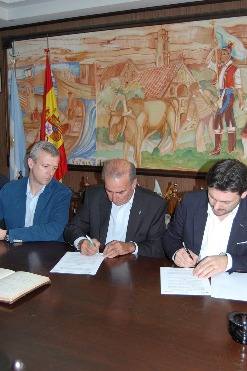O vicepresidente da Xunta e o secretario xeral da Emigración na sinatura do convenio co Centro Gallego de Mar del Plata.  