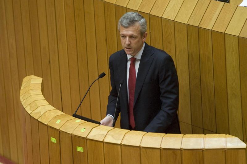 El vicepresidente de la Xunta, Alfonso Rueda, durante su comparecencia en el Pleno del Parlamento. Foto: Xoán Crespo