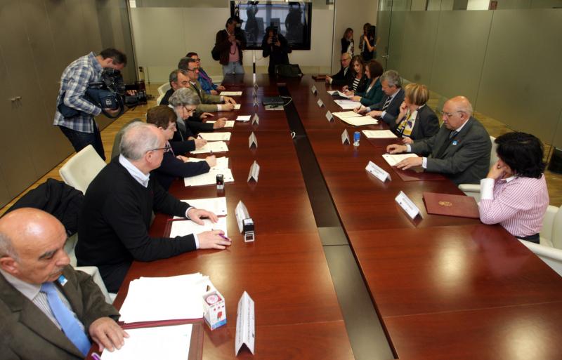 El vicepresidente de la Xunta, Alfonso Rueda, durante la firma de los once convenios con las ONG´s. Foto: Conchi Paz