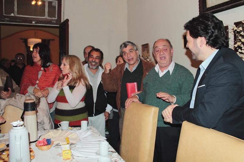 El secretario xeral da Emigración departió con las y los miembros del Centro Gallego.