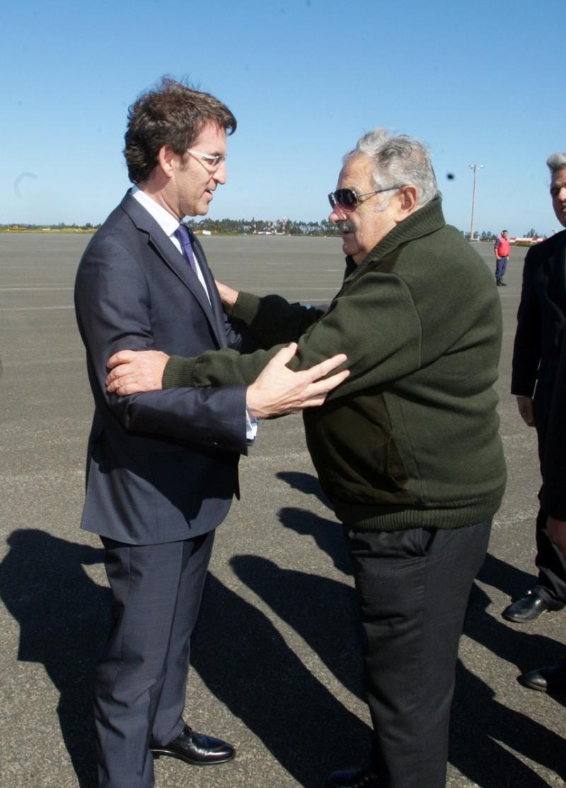 O titular da Xunta recibe en Lavacolla ao presidente do Uruguai, que está de visita oficial en Galicia. Foto: Conchi Paz