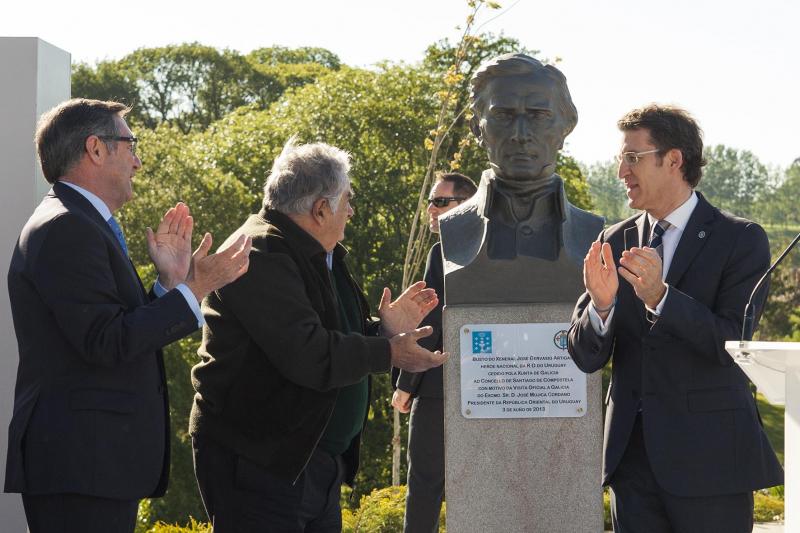 O presidente da Xunta, o alcalde de Santiago e o presidente do Uruguai na inauguración da praza. Foto: Xoán Crespo