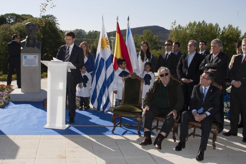 O presidente da Xunta e o presidente do Uruguai na inauguración da praza e do busto de Artigas. Foto: Xoán Crespo