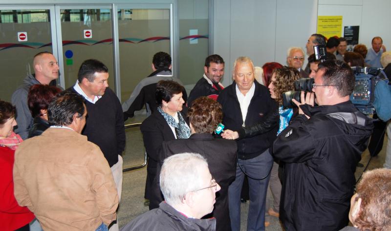 Imaxe da chegada esta mañá das e dos participantes ao aeroporto de Lavacolla (Santiago de Compostela)