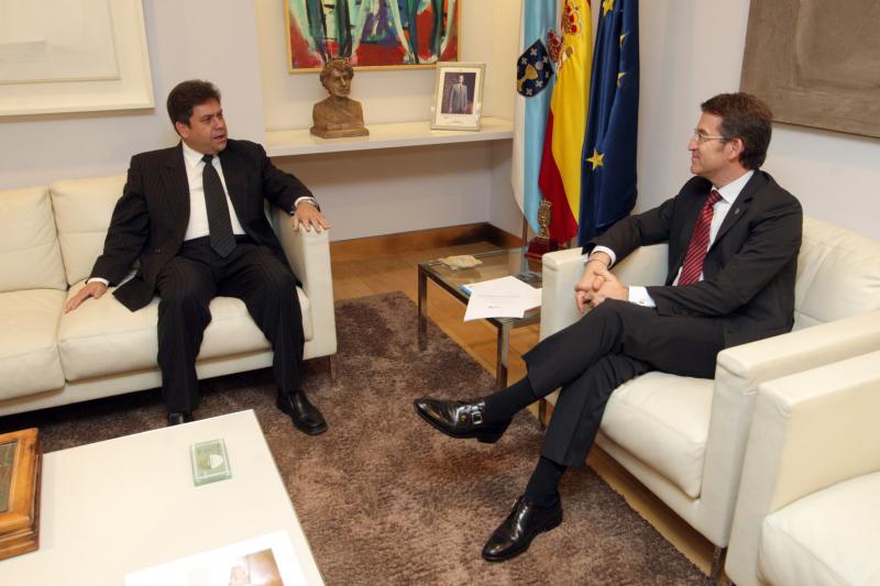 O presidente da Xunta, no encontro que mantivo co embaixador de Cuba en España. Foto: Conchi Paz