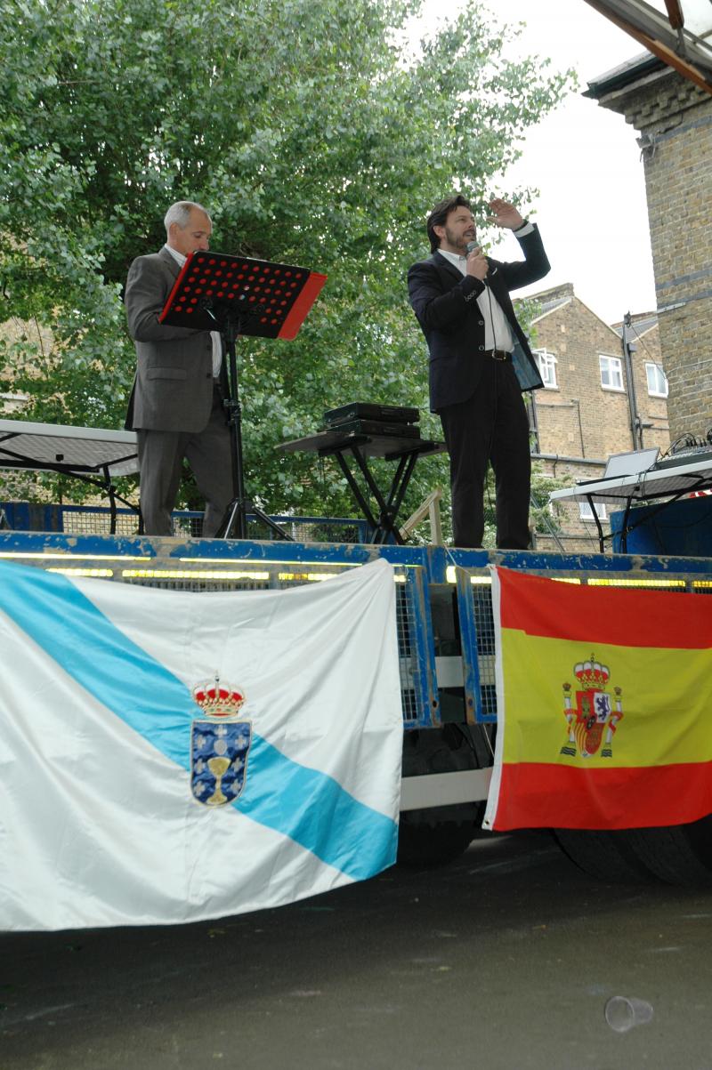 El secretario xeral da Emigración, Antonio Rodríguez Miranda, y el presidente del Centro Galego de Londres, Nicolás Miño