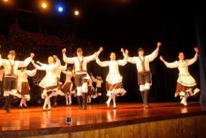 Imagen de una de las actuaciones de los grupos folklóricos de la entidad que amenizaron el acto. Foto: HGV