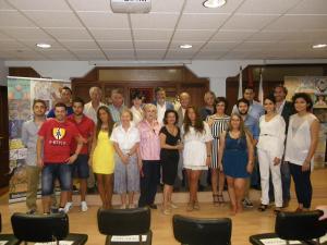 Foto de familia das e dos participantes no acto de presentación da Festa da Empanada de Bandeira