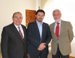 De izquierda a derecha: el presidente del Centro Gallego de México, el secretario xeral da Emigración y el embajador de España