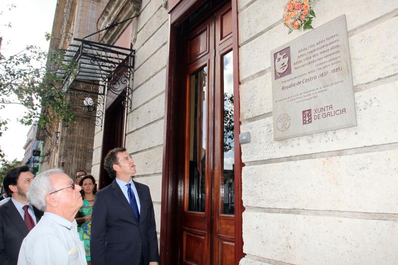 El presidente de la Xunta, Alberto Núñez Feijóo, durante el recorrido con el historiador Eusebio Leal por la Habana Vieja