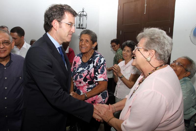 Na imaxe, o presidente da Xunta de Galicia durante a súa visita ao Centro de Rehabilitación do Mal do Alzhéimer