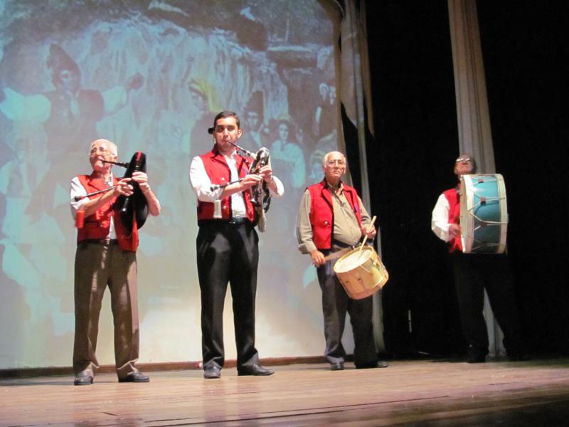 No acto de aniversario aproveitouse para homenaxear a Manuel Cima Dura e Benjamin Martínez Casales, destacadas figuras da colectividade en Salvador  