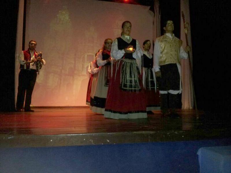 O acto contou con numeroso público asistente, así como autoridades consulares e locais, que gozaron das actuacións musicais tradicionais do noso floclore