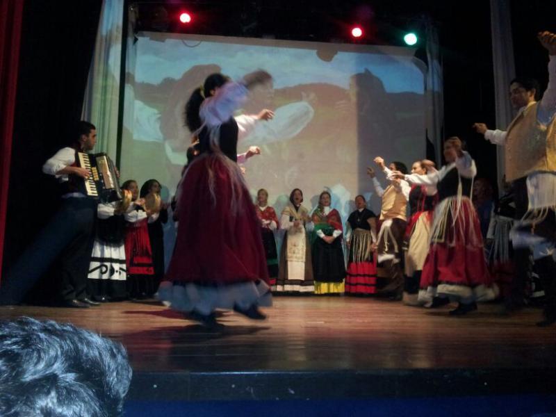 O acto contou con numeroso público asistente, así como autoridades consulares e locais, que gozaron das actuacións musicais tradicionais do noso floclore