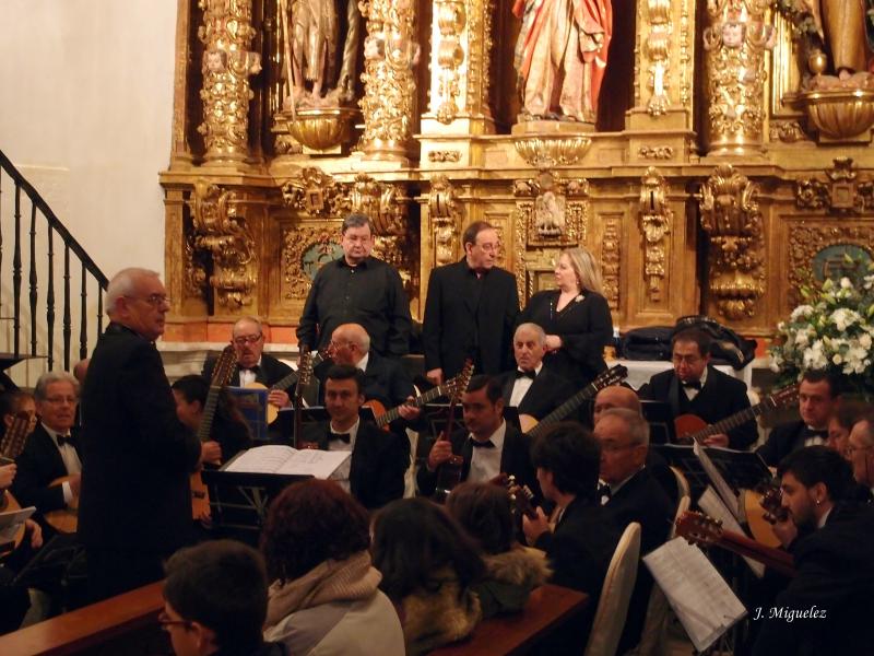 Durante el acto litúrgico, intervino la Agrupación Musical Pulso y Púa Fresneda, de Los Corrales de Buelna