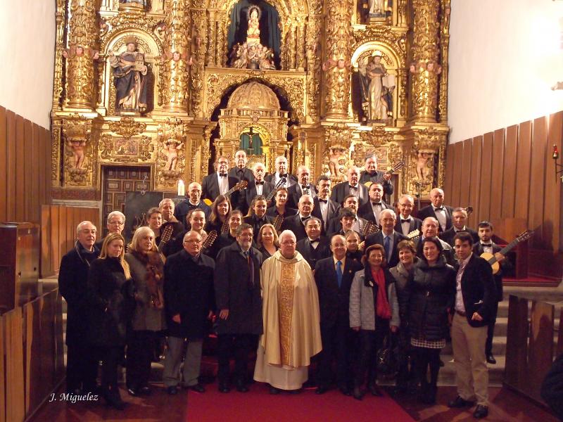 Imagen de las y los asistentes al acto de homenaje a Manuel Ramón Arias Teijeiro de Castro, el obispo natural de O Carballiño
