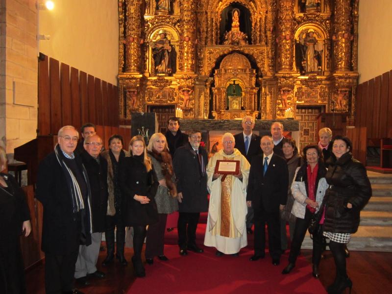 El Centro Gallego de Santander entregó una placa alusiva a este homenaje a los monjes dominicos de Las Caldas