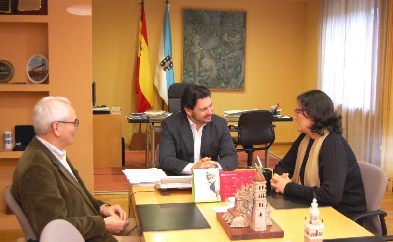 O secretario xeral da Emigración e membros da directiva da entidade galega na cidade dos califas durante a reunión celebrada en Santiago de Compostela