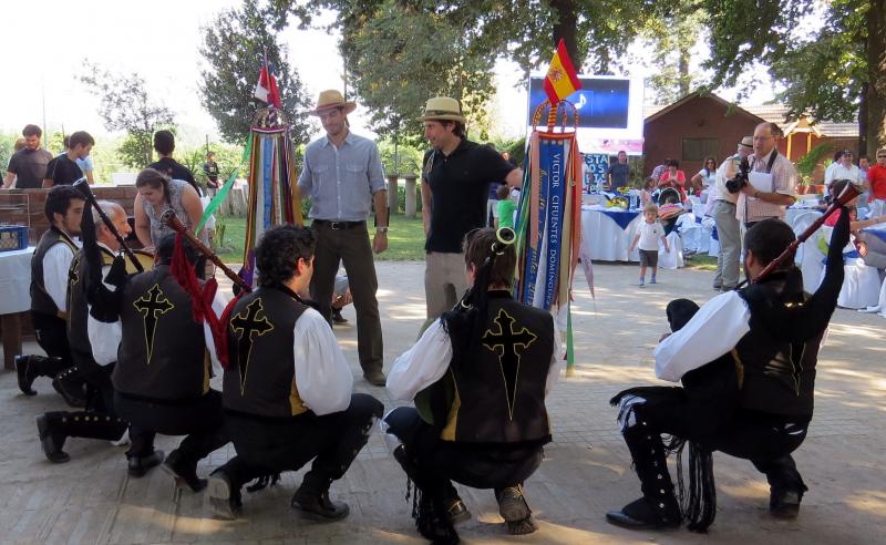 Os gaiteiros e bailaríns do Lar Gallego de Chile amenizaron a Festa de Reis celebrada en Las Tragarizas (comuna Colina)