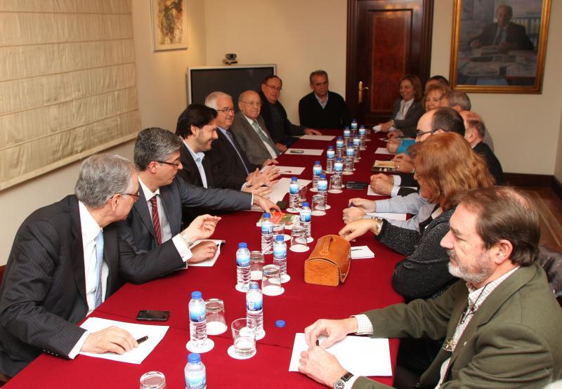 El secretario xeral da Emigración durante su reunión con representantes de catorce entidades gallegas de la capital de España El secretario xeral da Emigración durante su reunión con representantes de catorce entidades gallegas de la capital de España