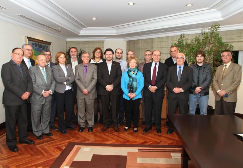 Miranda les presentó a los directivos y directivas de las entidades gallegas de Madrid las líneas de actuación de Emigración para 2014 Miranda les presentó a los directivos y directivas de las entidades gallegas de Madrid las líneas de actuación de Emigración para 2014