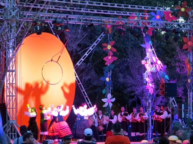 Gaiteiros, percusionistas e o grupo de baile do Lar Gallego amosan a nosa cultura ás e aos milleiros de chilenos que cada sábado asisten ao espectáculo. Gaiteiros, percusionistas e o grupo de baile do Lar Gallego amosan a nosa cultura ás e aos milleiros de chilenos que cada sábado asisten ao espectáculo.