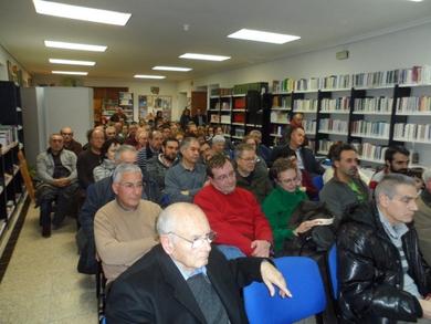Foto de la presentación del libro de Chemi Lombardero en la Casa da Cultura de Ribadeo. Foto: R. de R. Foto de la presentación del libro de Chemi Lombardero en la Casa da Cultura de Ribadeo. Foto: R. de R.