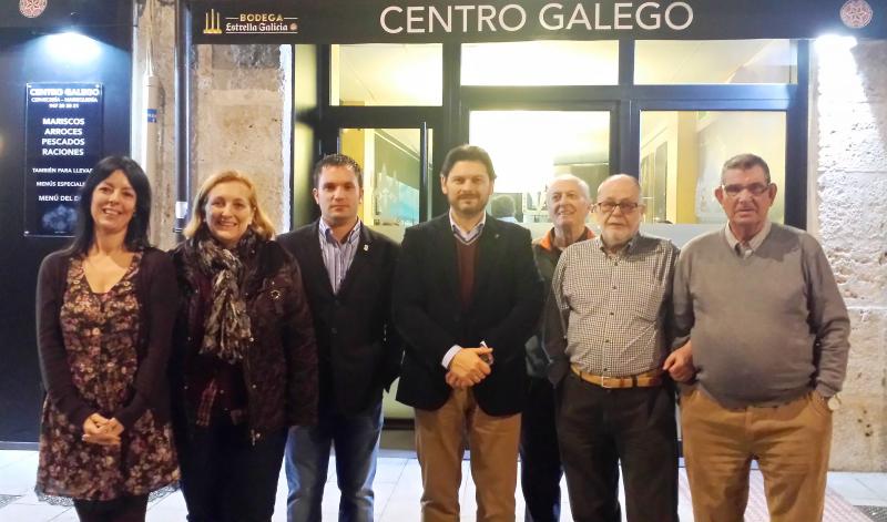Antonio Rodríguez Miranda y miembros de la directiva del Centro Galego de Burgos, delante de la sede (remodelada recientemente) de la entidad gallega en la capital burgalesa, que celebrará su XX aniversario en 2015