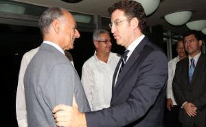 El presidente de la Xunta de Galicia durante el encuentro que mantuvo con el ministro de Cultura de Cuba, Rafael Bernal