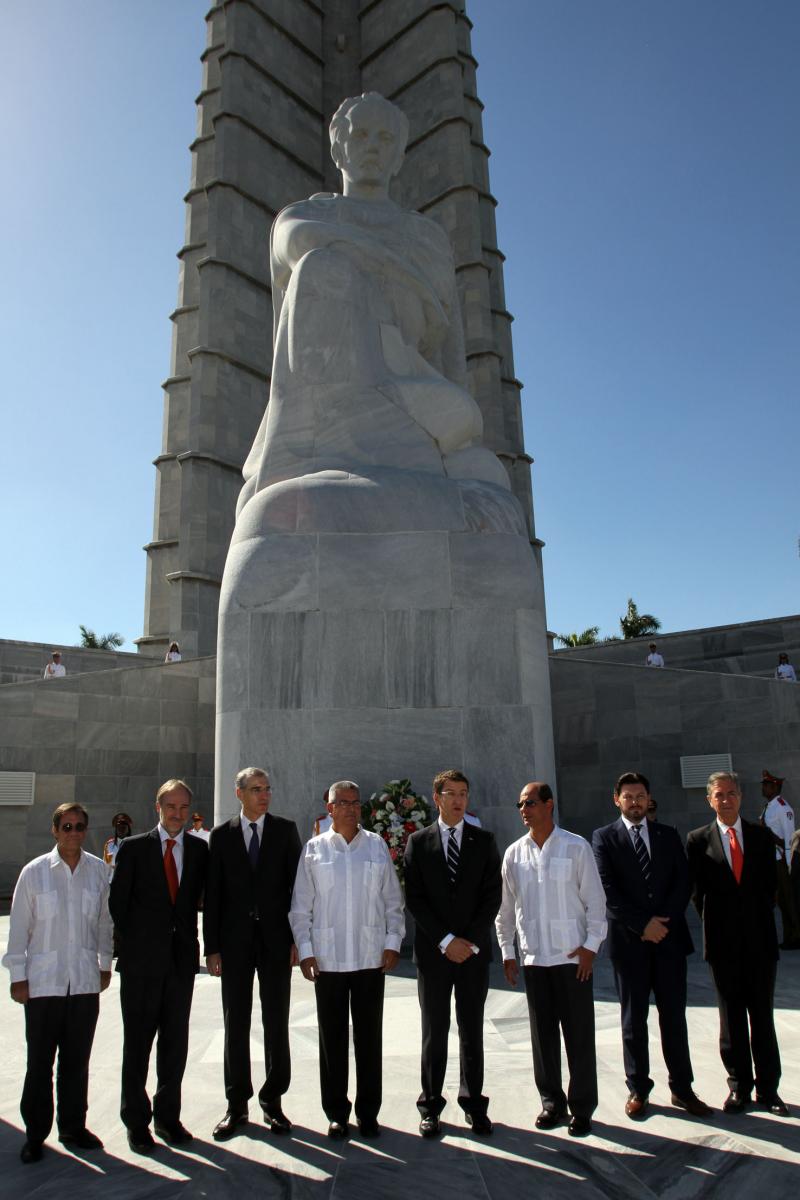 Na imaxe, o titular da Xunta participa nunha ofrenda floral ante o monumento a José Martí 