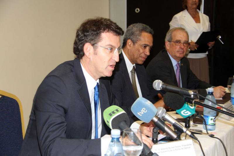 El presidente de la Xunta y el viceministro de Comercio Exterior de Cuba en la firma del convenio entre las Cámaras de Comercio