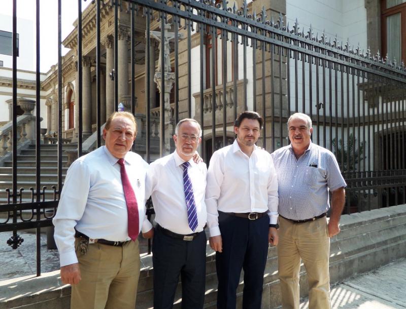 De izquierda la derecha: Luis Piñeiro (presidente saliente del Centro Gallego de México); Florencio Gulías (presidente actual); Antonio Rodríguez Miranda, secretario xeral da Emigración; y José Manuel Rey, tesorero de la entidad gallega en la capital azteca
