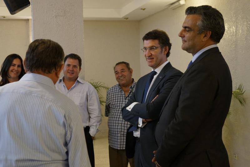 Imaxe do encontro que o presidente da Xunta mantivo cun grupo de representantes da colectividade galega afincada en Panamá na Sociedade Española de Beneficencia