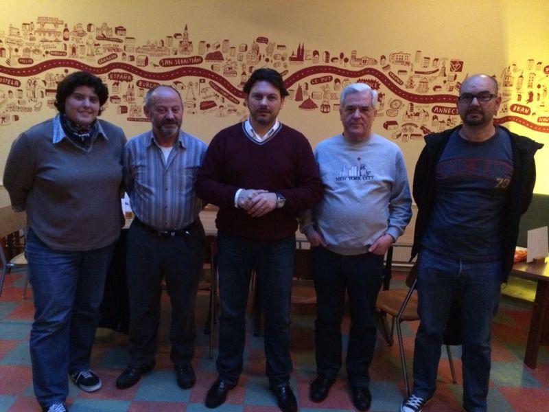 Detrás de la y los protagonistas de la foto, se puede contemplar el mural del Camino de Santiago desde la localidad suiza de Olten