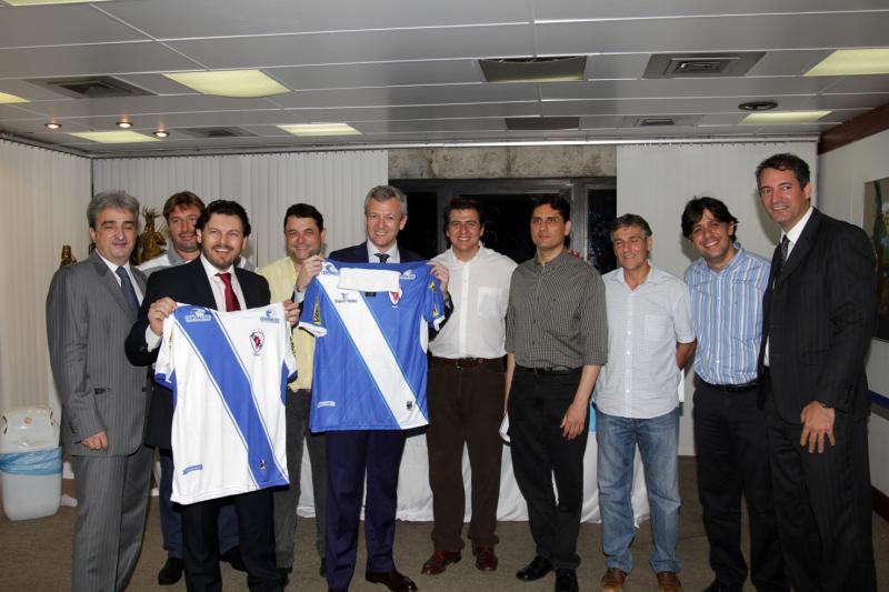 O vicepresidente da Xunta, Alfonso Rueda, e o secretario xeral da Emigración, Antonio Rodríguez Miranda, durante a súa xuntanza con membros da directiva do Galícia Esporte Clube de Salvador de Bahía