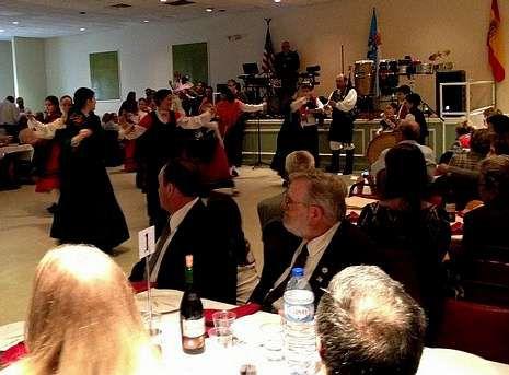 A entrega da medalla de ouro incluíu baile, música e comida, coas bandeiras de EE.UU., España e Galicia como fondo. Foto: V. Toro A entrega da medalla de ouro incluíu baile, música e comida, coas bandeiras de EE.UU., España e Galicia como fondo. Foto: V. Toro