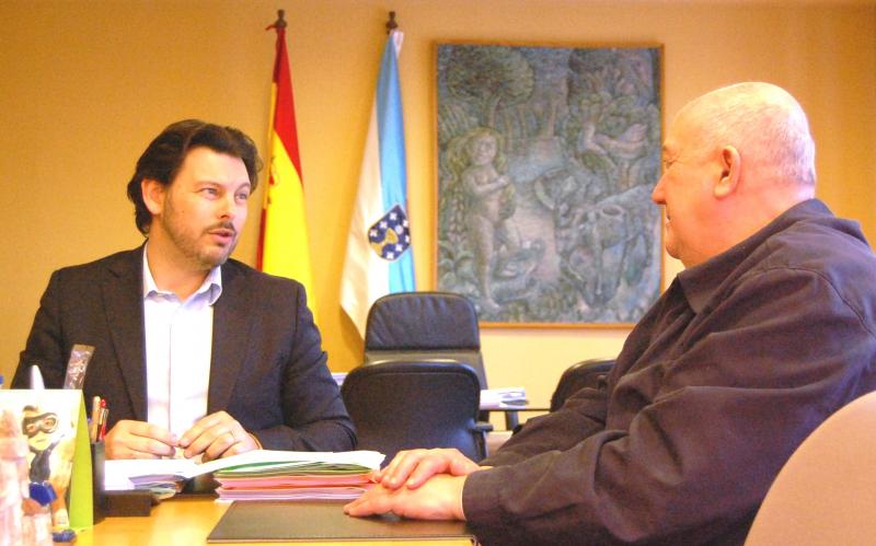 El secretario xeral da Emigración y el vicepresidente de la Casa de Galicia en Valladolid durante la reunión de esta mañana 