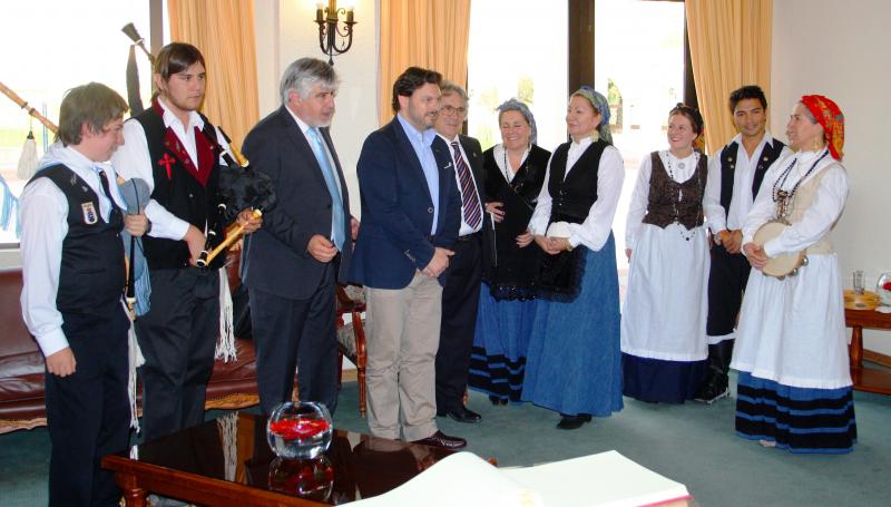 El secretario xeral da Emigración departió con las y los integrantes del coro del Centro Gallego de Valparaíso