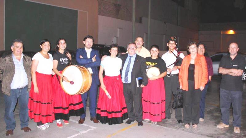 El secretario xeral da Emigración con las socias y socios del Centro Gallego del Perú, que visitó antes de su viaje a Chile