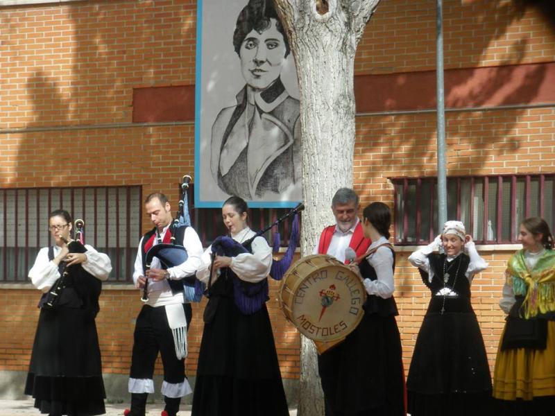 Las y los integrantes del Centro Gallego delante del coleio público que lleva el nombre de la figura más universal de nuestras letras