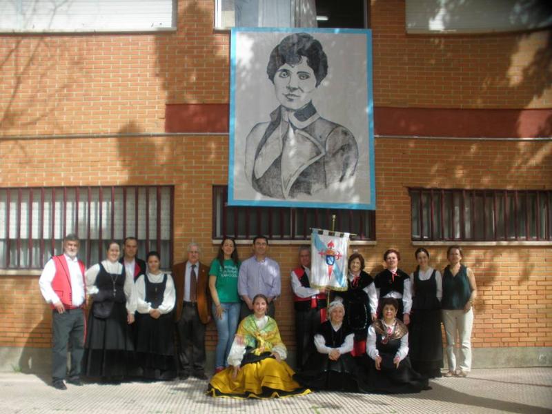 Las y los integrantes del Centro Gallego delante del coleio público que lleva el nombre de la figura más universal de nuestras letras