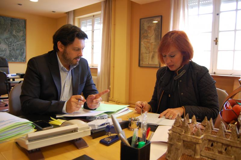 Na imaxe, o secretario xeral da Emigración e a secretaria do Centro Gallego de Montevideo durante a xuntanza de traballo que mantiveron en Santiago de Compostela
