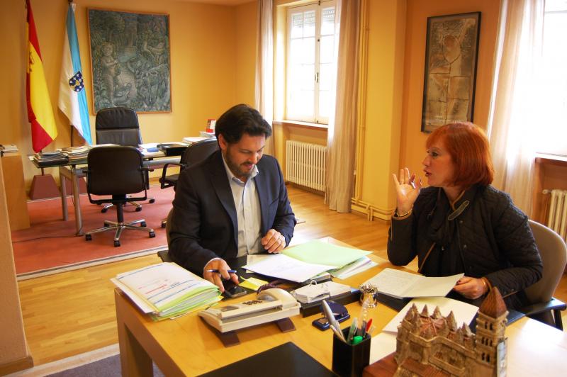 Na imaxe, o secretario xeral da Emigración e a secretaria do Centro Gallego de Montevideo durante a xuntanza de traballo que mantiveron en Santiago de Compostela
