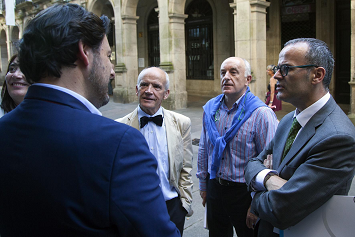 El titular de Cultura, Educación e Ordenación Universitaria, Xesús Vázquez Abad, presentó el libro de Manuel Mandianes ‘Viaxe sen retorno’ en el Centro Cultural Fundación Novacaixagalicia de Santiago 