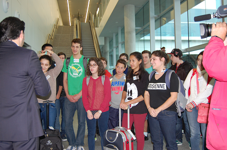 El secretario xeral da Emigración se acercó esta mañana al aeropuerto compostelano de Lavacolla para recibir a las y los primeros jóvenes participantes en 'Conecta con Galicia' 2014