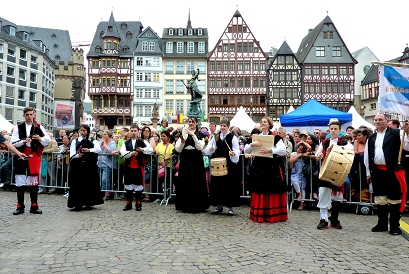Na imaxe, a representación galega na Parade der Kulturen que se celebra con carácter bianual na localidade xermana de Frankfurt am Main